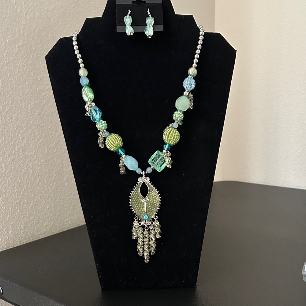 Elegant Green and Silver Beaded Necklace Set
